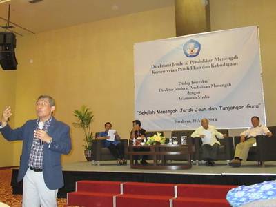 ?Prof Jazidie saat memberikan materi terkait Sekolah Menengah Terbuka di Surabaya. foto: nisa/bangsaonline