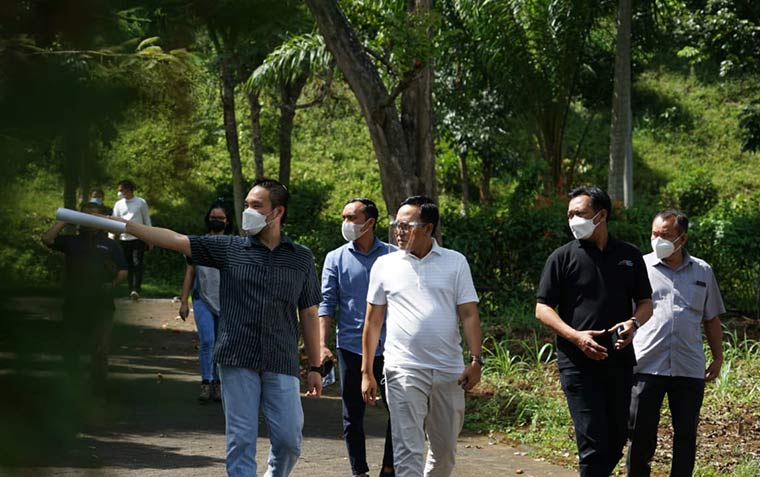 Pengelola KEK Singhasari David Santoso (paling kiri) menunjukkan lokasi pembangunan kepada Bupati Pamekasan Baddrut Tamam (baju putih) dan Ketua AMSI Jatim Arief Rahman (baju hitam).