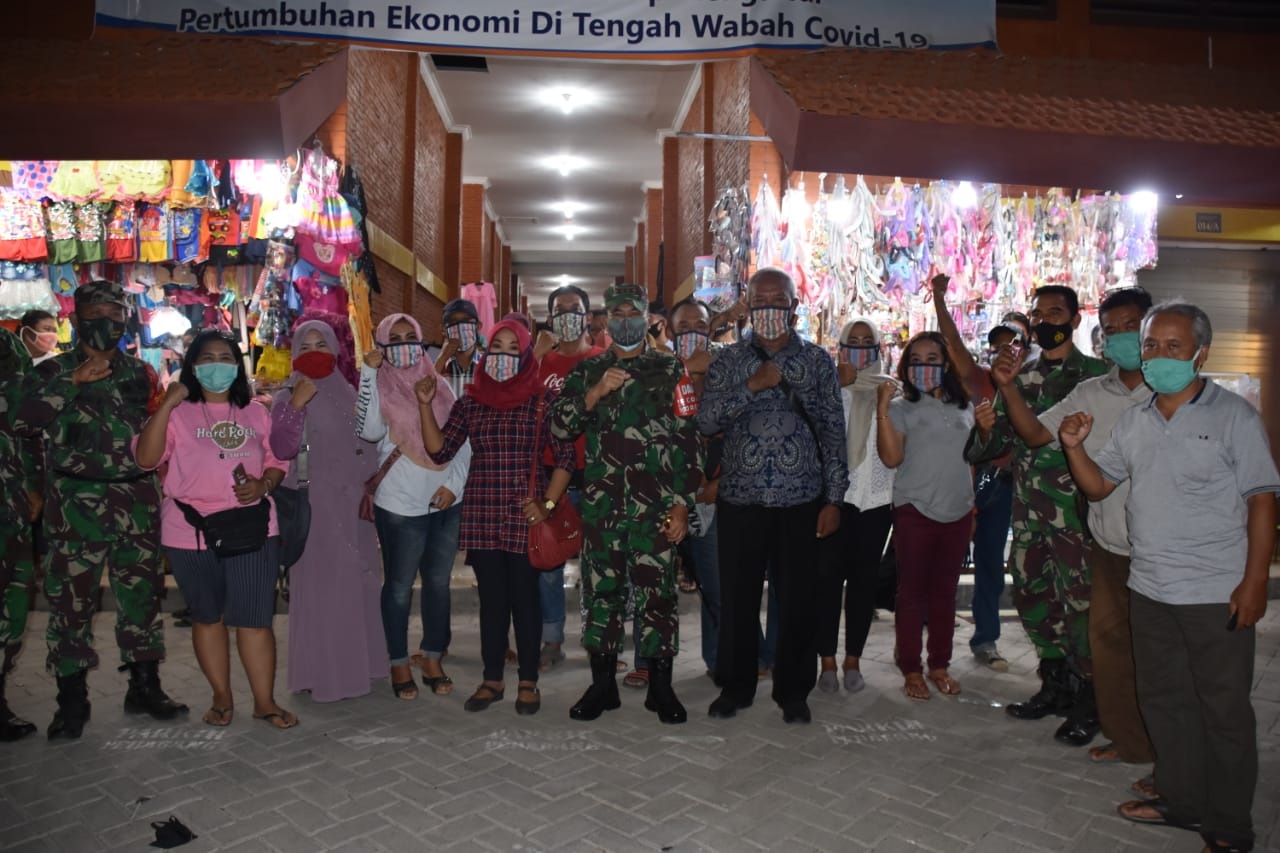 Aksi bagi-bagi masker di Pasar Benteng Pancasila, Kota Mojokerto
