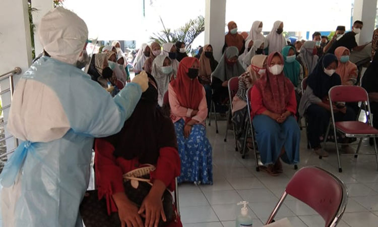Para santri di Kabupaten Blitar yang hendak kembali ke pesantren mengikuti rapid test antigen gratis.