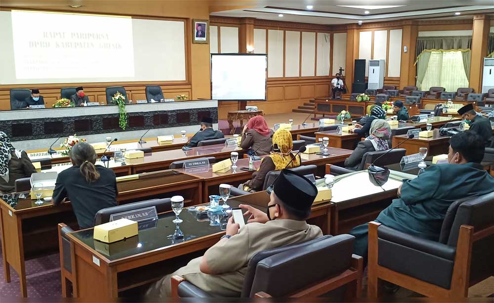 DPRD Gresik saat menggelar paripurna. foto: SYUHUD/ BANGSAONLINE