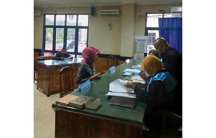 Novia Wardani saat menyerahkan pra bukti kepada ketua majelis hakim PTUN Surabaya.