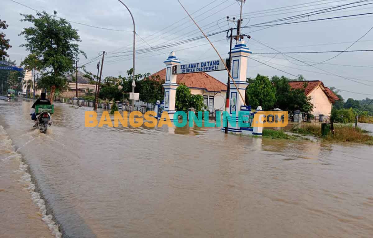Luapan air sungai konang yang menggenang di jalan Nasional Sampang-bangkalan. Foto : MUTAMMIM/BANGSAONLINE