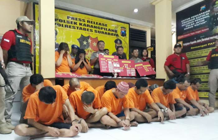 Kapolsek Karangpilang didampingi Kanit Reskrim Polsek Karangpilang Iptu Marji Wibowo menggelar rilis hasil penangkapan 15 tersangka pengedar dan pemakai sabu-sabu jaringan Aceh di Mapolsek Karangpilang, Kamis (14/12).