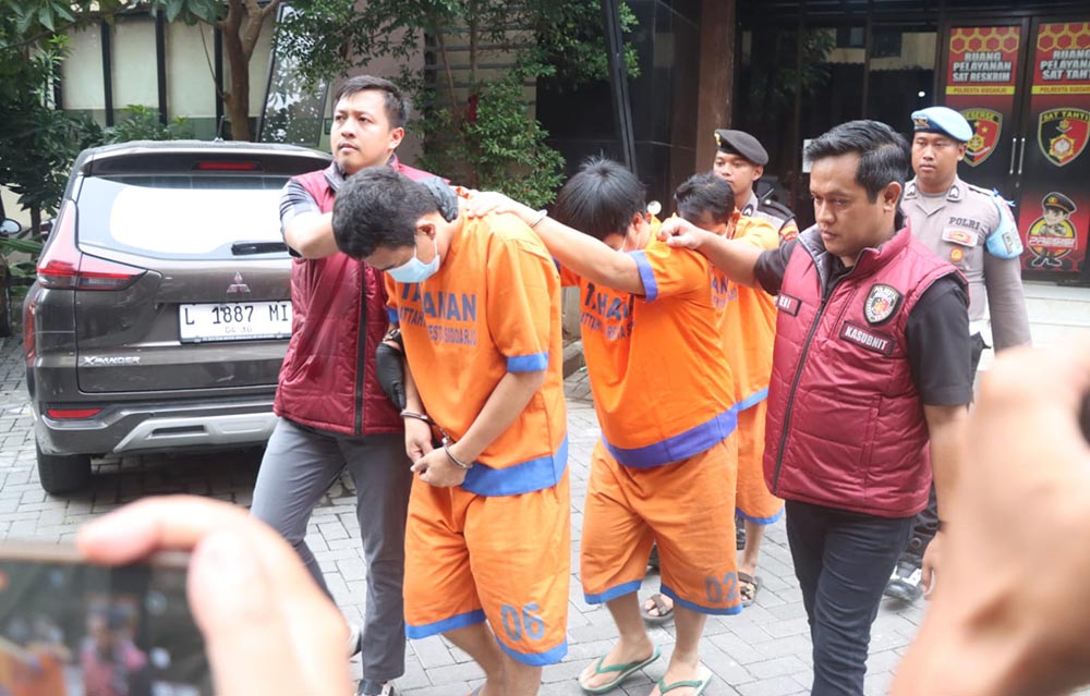 Tiga dari enam pelaku tindak pidana curat dengan modus ganjal ATM yang sudah diamankan Polresta Sidoarjo.