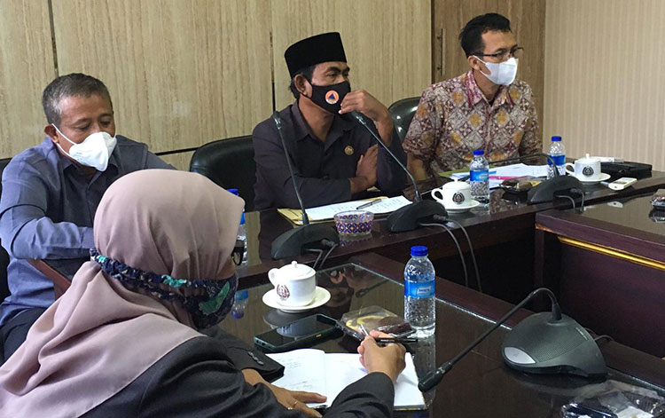 Suasana hearing di Komisi D DPRD Jember. (foto: ist)