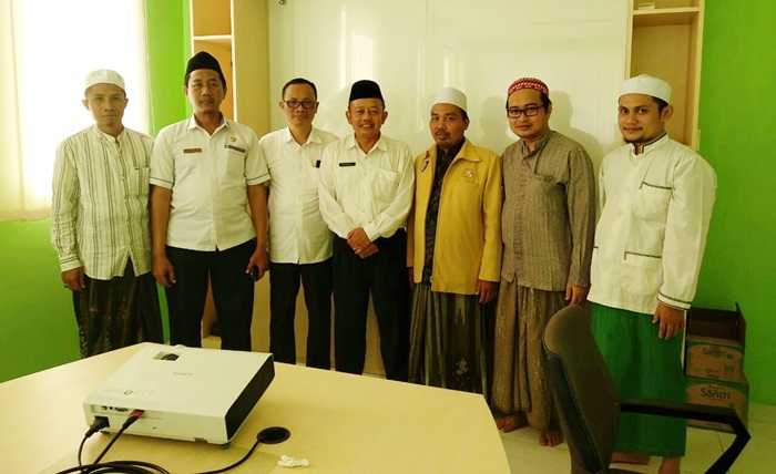 Dr. Ghizali Humas RSUD Bangil dan pengurus Ponpes Sidogiri. Foto: SUPARDI/BANGSAWAN