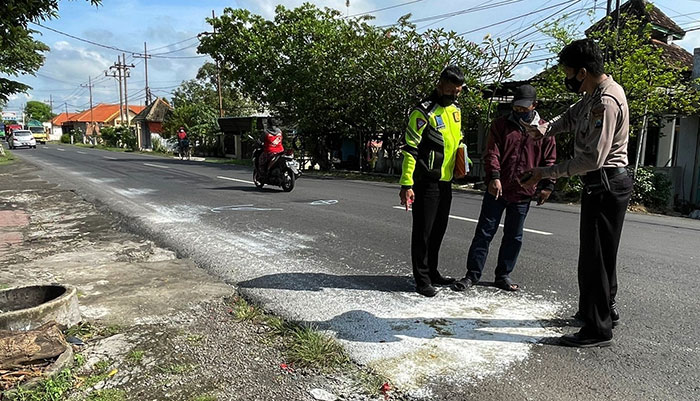 Petugas saat melakukan olah TKP di Jalan Raya Gedang Rowo, Sidoarjo.