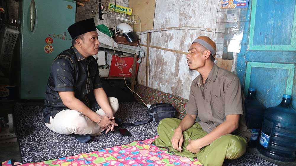 Wakil Bupati Pamekasan, Sukriyanto, saat mendatangi rumah korban penganiayaan. 