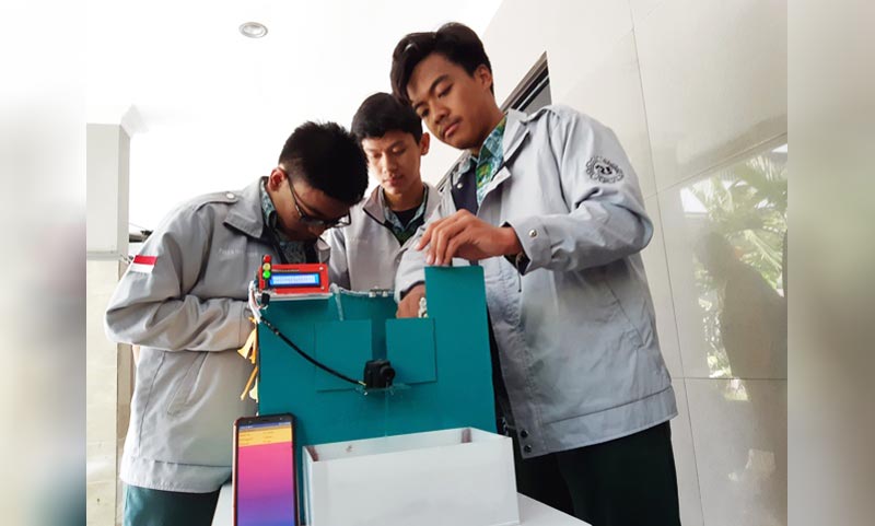INOVATIF: Siswa Smamda menunjukkan alat pintu air otomatis di gedung Smamda, Rabu (19/2). foto: MUSTAIN/ BANGSAONLINE.com