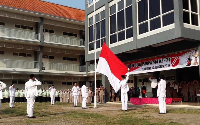 Pengibaran sang saka merah putih saat Upacara Peringatan HUT Kemerdekaan RI di Komplek Ponpes Tebuireng. foto: dok. BANGSAONLINE