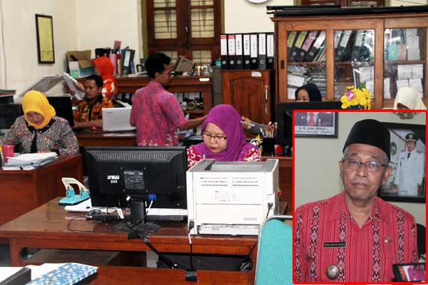 Aktivitas pegawai di lingkup Pemkab masih normal. Inset: Wakil Bupati Nganjuk, KH Abdul Wachid Badrus. foto: bambang/ BANGSAONLINE