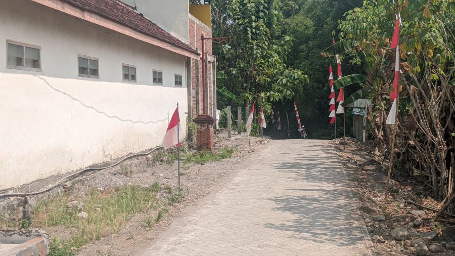 Akses jalan di Desa Krebet yang telah dipaving. Foto: Hendro Suhartono/BANGSAONLINE