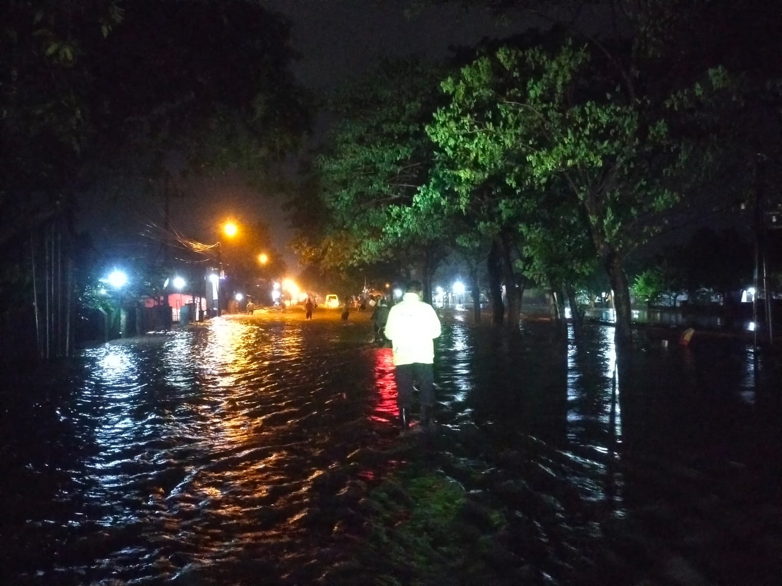 Genangan air yang merendam ruas jalan