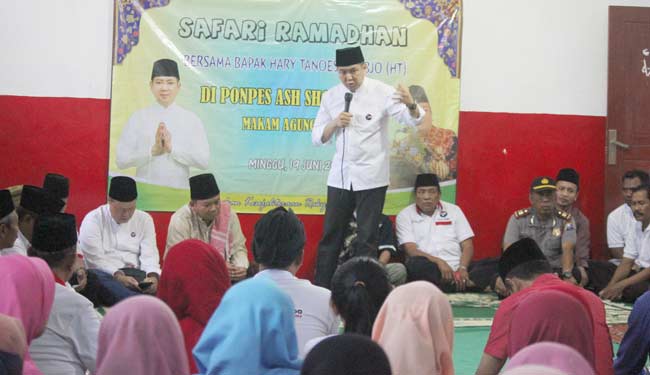 Ketua DPP Partai Perindo, Hary Tanoe, saat menceritakan pengalamannya menuju sukses kepada para santri Ash Shoamdiyah Tuban. foto: SUWANDI/ BANGSAONLINE