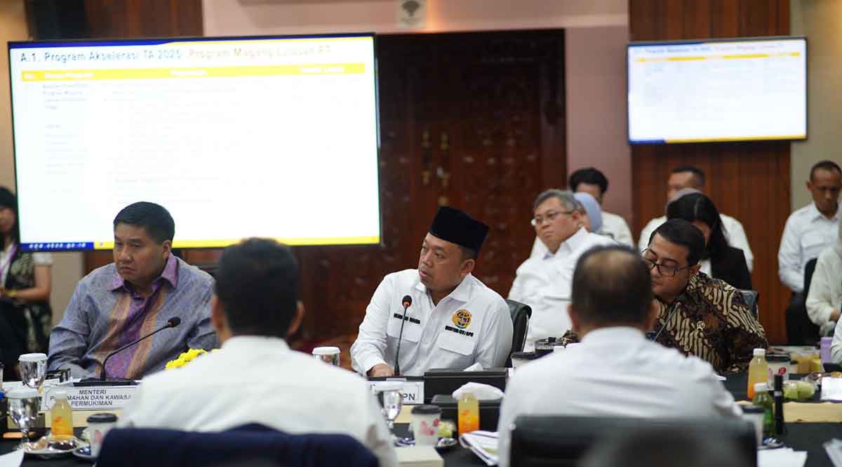Menteri ATR/BPN saat menghadiri rapat koordinasi finalisasi paket ekonomi dan penyerapan tenaga kerja. 