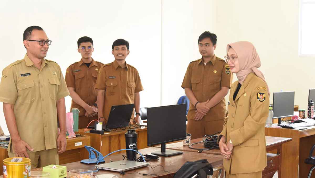 Wali Kota Kediri saat berbincang dengan para staf. Foto: Ist