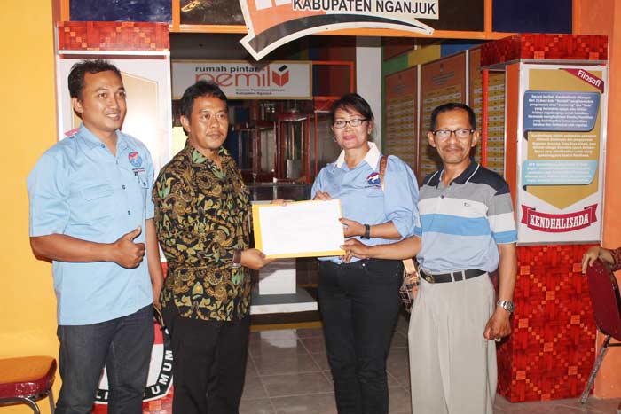 Komisioner KPUD Nganjuk Yudha Hernanto saat menyerahkan surat tanda terima ke Sekretaris DPC Perindo. foto: BAMBANG D J/ BANGSAONLINE
