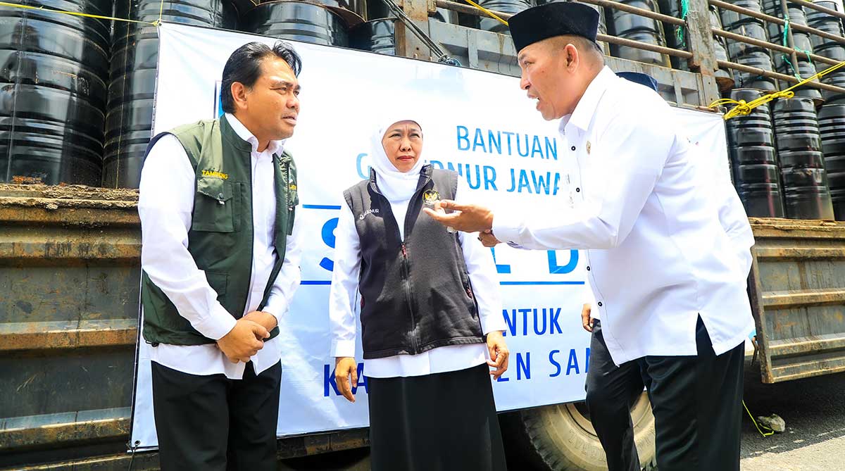Gubernur Khofifah saat menerima penjelasan terkait penyaluran aspal drum untuk perbaikan jalan.