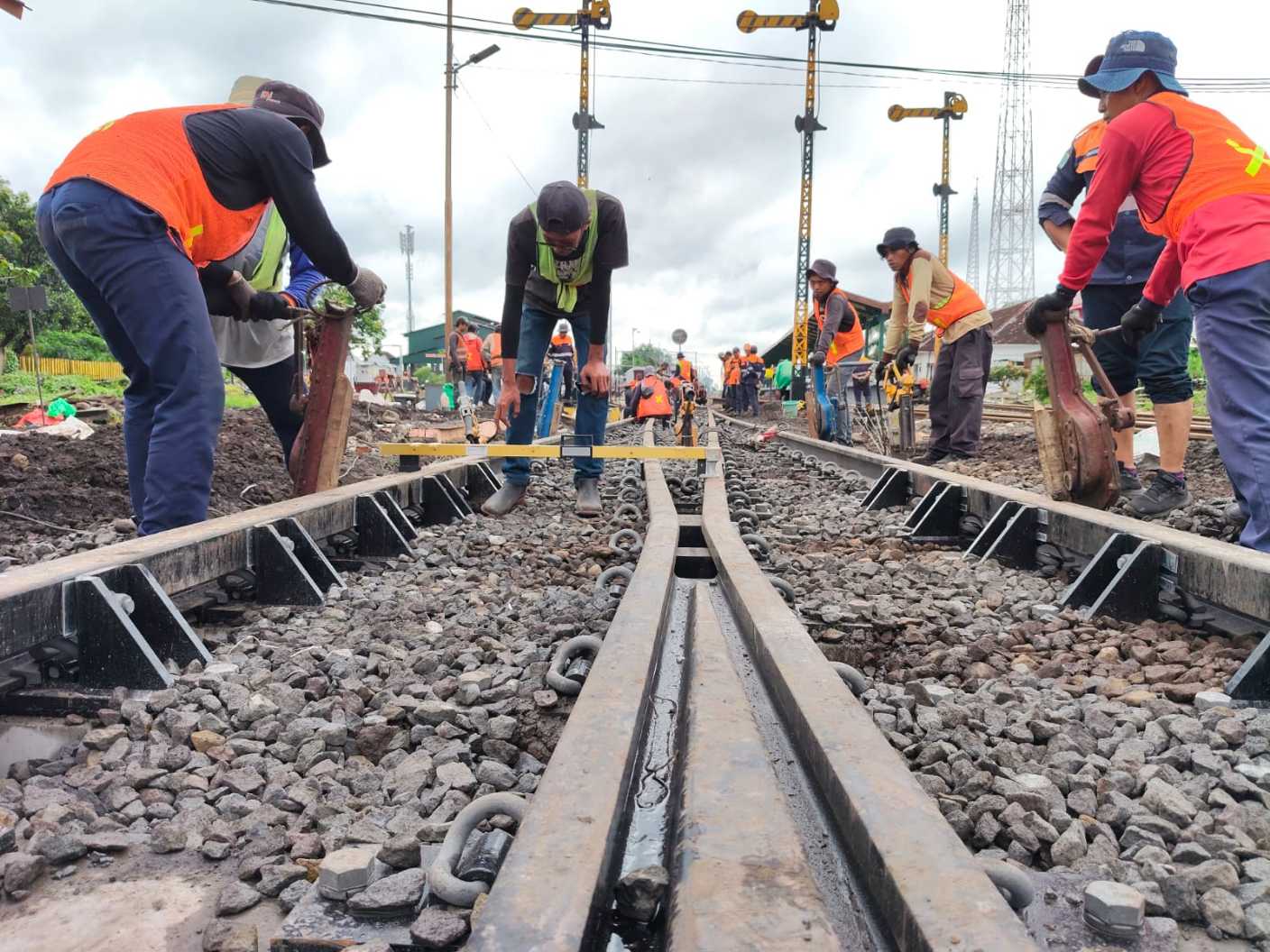 Perbaikan wesel sepur di Stasiun Blitar