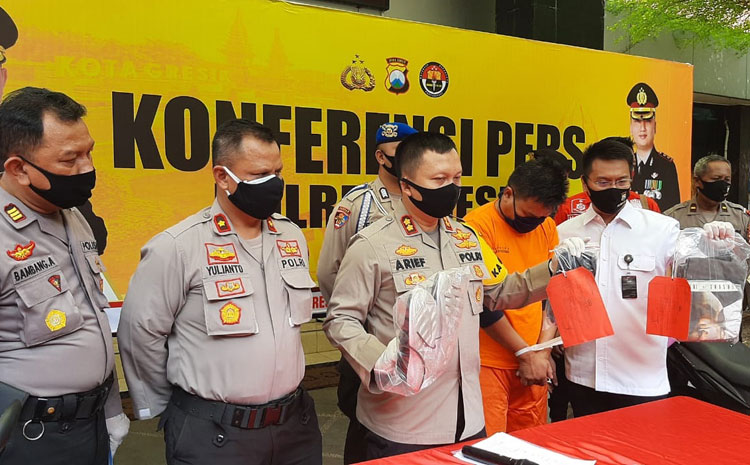 Kapolres Gresik, AKBP Arief Fitrianto (tengah) saat mengekspos pelaku. foto: SYUHUD/ BANGSAONLINE