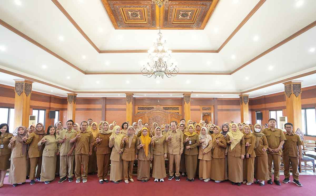 Wali Kota Mojokerto saat foto bersama petugas perpustakaan SD dan SMP.