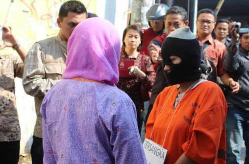 Warga memadati rekonstruksi pemerkosaan motif utang keperawanan yang dilakukan sepasang kekasih Gama Mulya dan AS. foto: merdeka
