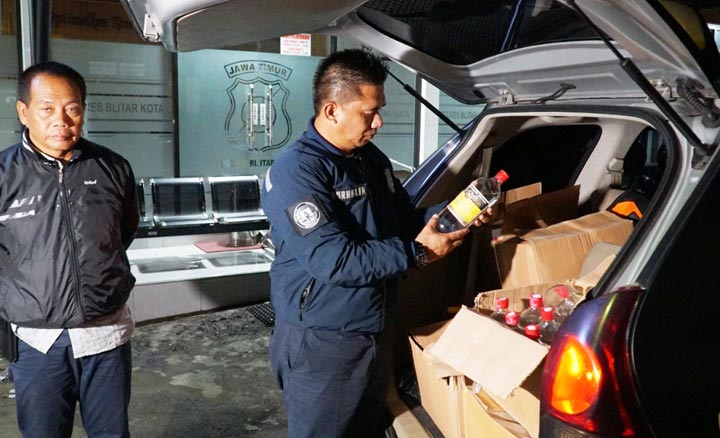 Razia Tempat Hiburan Malam di Blitar, Polisi Sita 78 Miras Palsu dan Oplosan