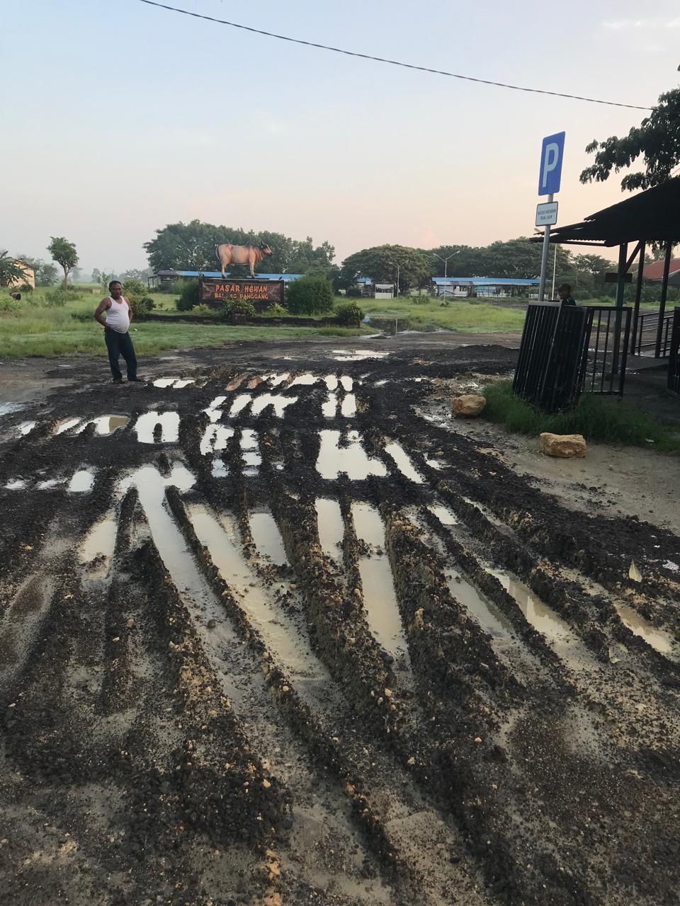Kondisi akses jalan masuk bus TransJatim di Terminal Balongpanggang. Foto: Ist.