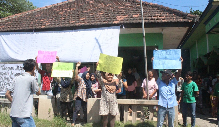 Ratusan warga Dusun Jatipentongan, Desa Bulusari,  Kecamatan Gempol menggelar aksi demo di balai dusun setempat, Rabu (11/4).