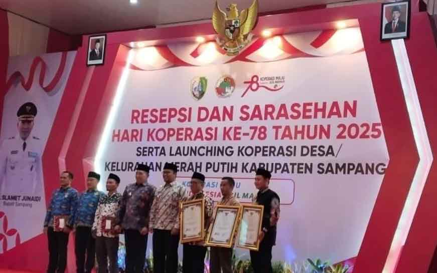 Bupati Sampang saat menyerahkan Akta Pengesahan di Hari Koperasi ke-78.