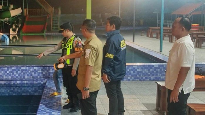 Anggota Polres Gresik saat memeriksa kolam renang TKP bocah tenggelam di Wisata Jati Serwu Menganti