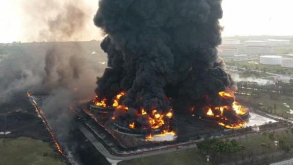 Kilang minyak milik PT Pertamina di Balongan Indramayu Jawa Barat yang terbakar, Senin (29/3/2021) dini hari. Foto:  liputan6.com/BPBD Indramayu)