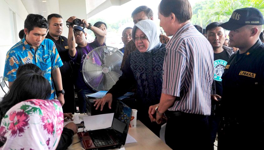 Walikota Tri Rismaharini melayani administrasi kependudukan keluarga korban