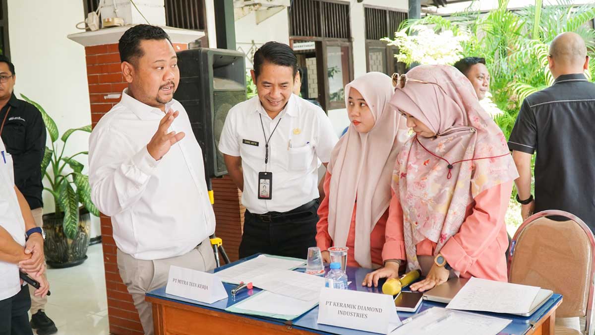 Bupati Gresik Fandi Akhmad Yani (kiri), didampingi Kepala Disnaker Zainul Arifin saat berdialog dengan pencari kerja. Foto: Ist