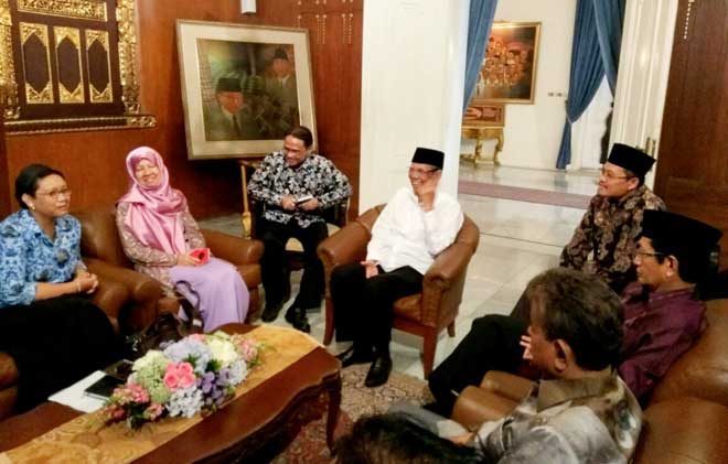 Menlu Retno Lestari Priansari Marsudi saat bertemu dengan KH. Hasyim Muzadi pada acara Foreign Policy Breakfast, di Gedung Pancasila Kementerian Luar Negeri.