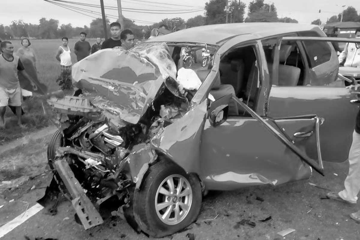 Mobil Toyota Avanza ringsek setelah alami kecelakaan ditabrak oleh truk boks di Madiun. Foto: Dok. Polres Madiun.