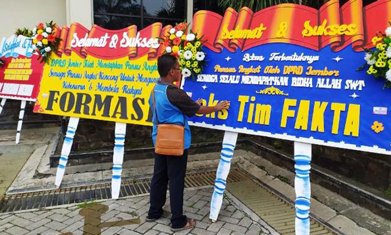 Karangan bunga dukungan bagi DPRD Jember untuk gunakan Hak Angket terhadap Bupati Jember.