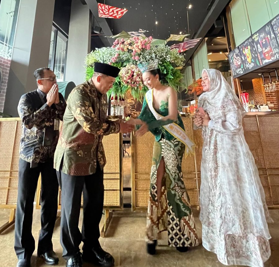 Syakirah Ashilla Leticia saat bertemu anggota DPR RI Bambang Haryo Soekartono (BHS), di Hotel Luminor Sidoarjo, Kamis (8/5/2025). foto ist