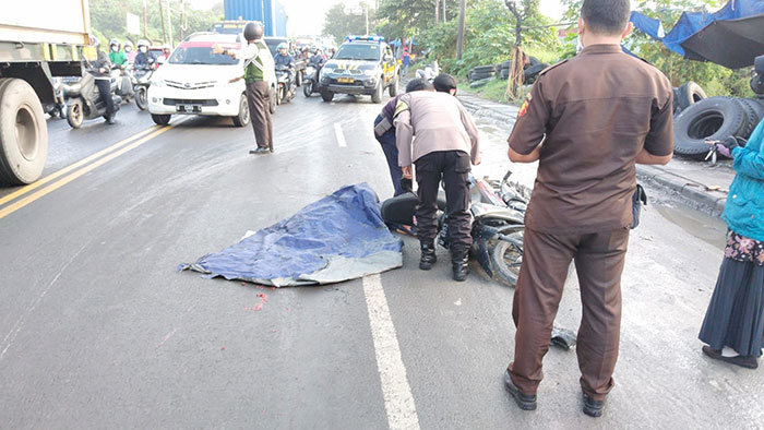 Petugas saat olah TKP di Sukomulyo, Kecamatan Manyar, Kabupaten Gresik. Foto: Ist