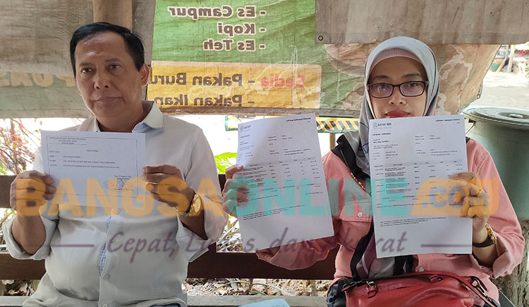 Murdi Hantoro dan Istri saat menunjukkan bukti pengaduan ke polisi dan fotokopi mutasi rekening yang dibobol. Foto: MUJI HARJITA/ BANGSAONLINE.com