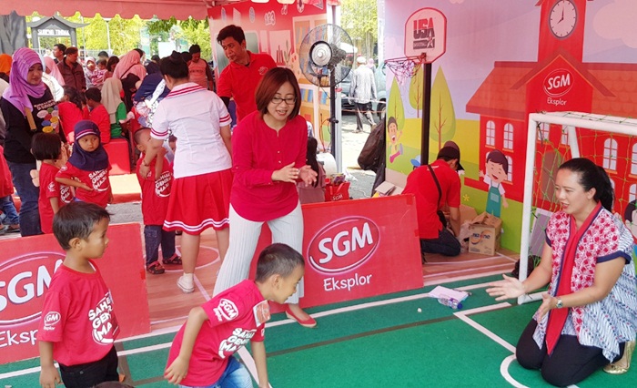 Marketing Manajer SGM Eksplor dan Psikolog Anak dan Keluarga (berkacamata), saat bermain bersama anak-anak dalam Festival Sahabat Generasi Maju di Surabaya.