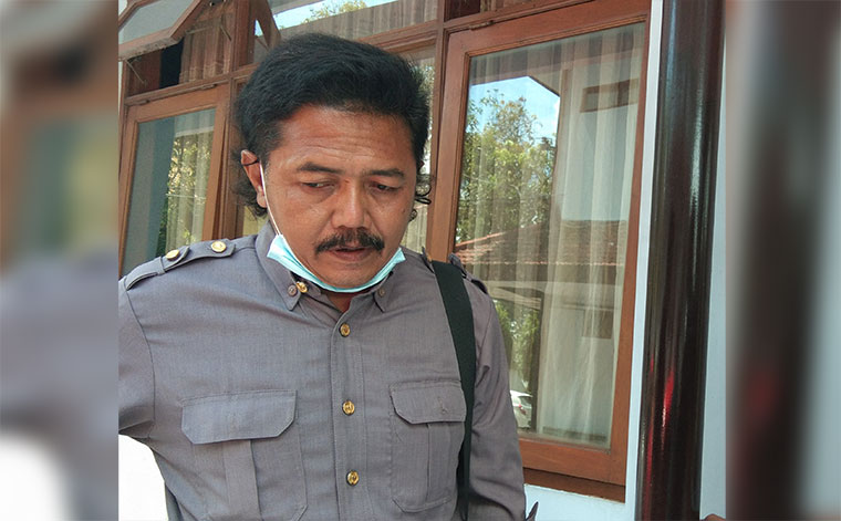 Ketua Komisi I DPRD Nganjuk, Marsudi diwawancarai wartawan usai memimpin rapat pansus bersama OPD. foto: RAFLI FAJRI JULIANTO/ BANGSAONLINE