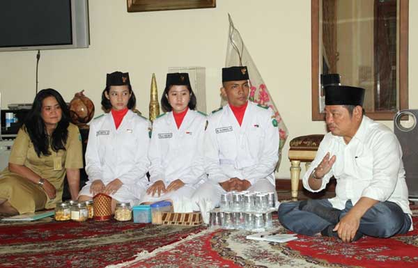 Bupati H. Saiful Ilah saat memberikan motivasi kepada Paskibraka yang terpilih di tingkat Nasional dan Provinsi. foto: nanang ichwan/BANGSAONLINE