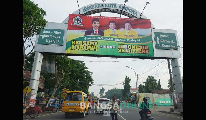 Spanduk yang dinilai mengekploitasi Presiden Jokowi terpampang di salah satu titik papan reklame kota Jombang. Foto : dio/bangsaonline