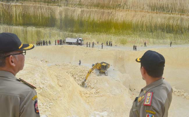 Petugas saat merazia usaha tambang yang nunggak bayar pajak dan penambang yang tidak menaati aturan. foto: suwandi/ BANGSAONLINE
