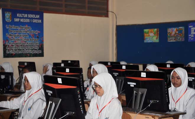 Ilustrasi. Siswa SMPN di Gresik ketika ikuti Unas berbasis CBT. foto: SYUHUD/ BANGSAONLINE
