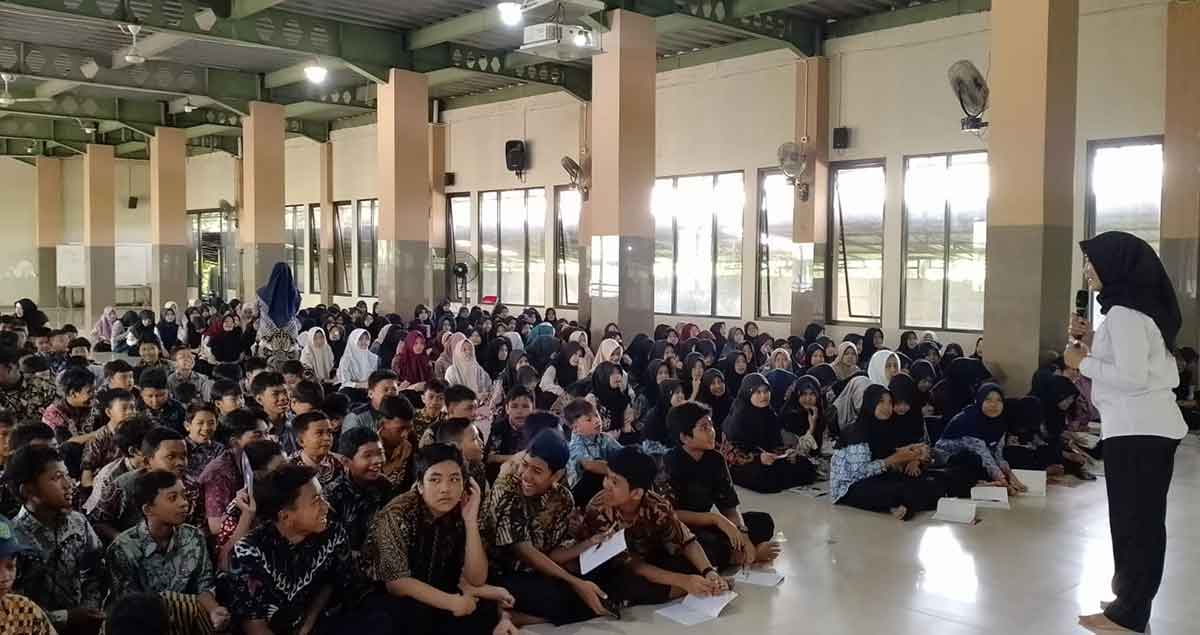 Kanit PPA Satreskrim Polresta Sidoarjo, Iptu Utun Utami, memberikan pembekalan kepada siswa-siswi SMP Al Islam Krian.