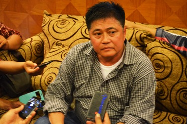 Thomas Wihongko, caleg Partai Hanura yang mengaku menjadi korban pencurian suara, memberi keterangan kepada wartawan di Surabaya. Foto: didi rosadi/BANGSAONLINE 