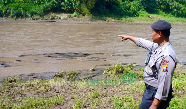 Petugas memantau sungai Brantas, lokasi korban diduga hanyut.